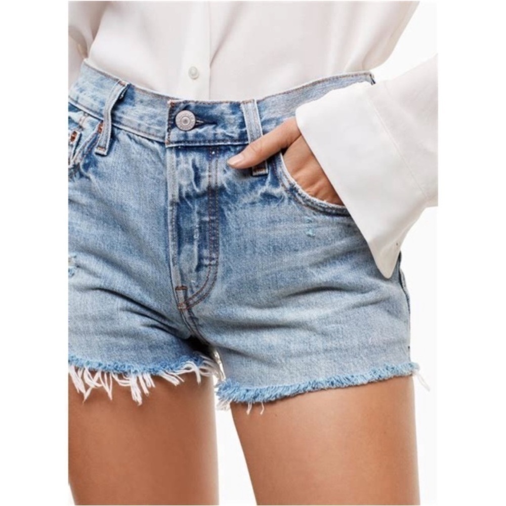 Levi’s | 501 Shorts Waveline Distressed Light Wash Size 27